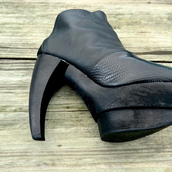 Elly Clay Armadillo Style Arch Heels - Picture 7 of 8